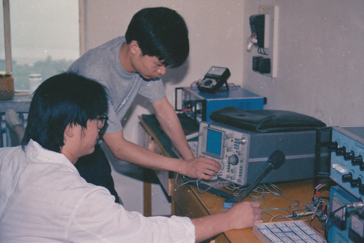 1777279142725187.jpg 1992年-李董在指导工厂测试.jpg
